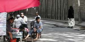 Muslim Uighur Dipaksa Buat Pakaian Olahraga Asal AS?