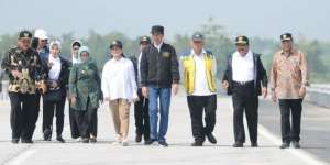 Jajan di Rest Area Trans Jawa, Jokowi Minta Diisi Brand Lokal