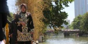 Lagi Cuti Sakit, Risma Tetap Memaksa Tinjau Lokasi Amblesnya Jalan Gubeng