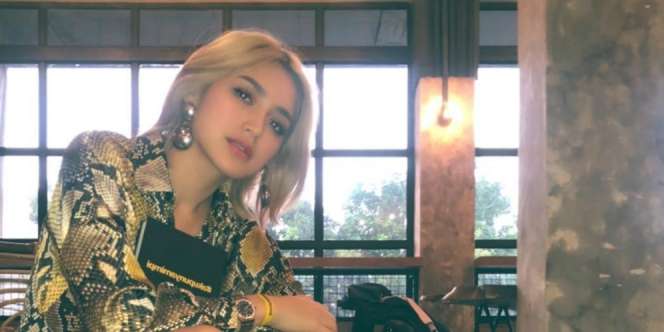 Pamer Pose Begini, Kaus Kaki Jedar Jadi Sorotan