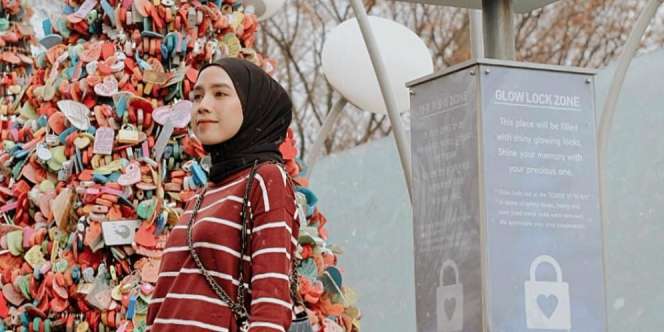 Tampil Kekinian, Padu Padan Midi Skirt untuk Kamu yang Berhijab