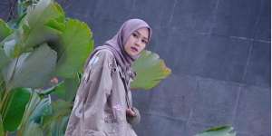 Gaya Streetstyle yang Feminin ala Zaskia Mecca