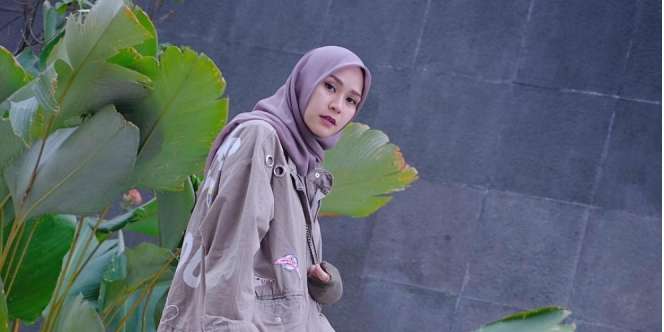 Gaya Streetstyle yang Feminin ala Zaskia Mecca