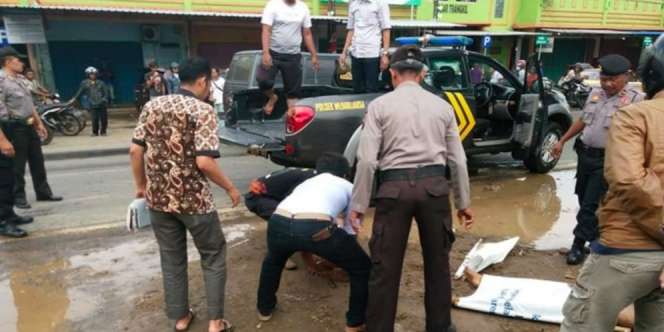 Dua Pria di Pati Diciduk Warga, Mobil Penuh Kotoran