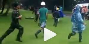 Sedang Evakuasi, Relawan Berlarian Saat Ombak Kembali Datang