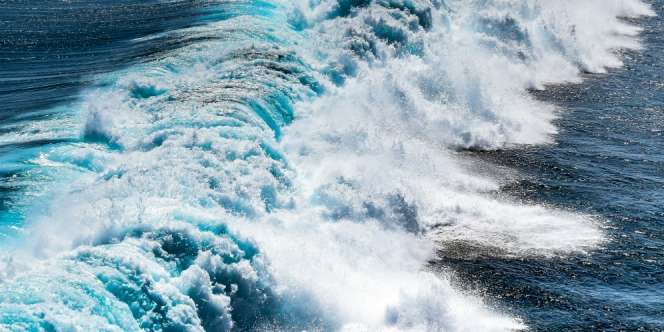 Doa Kala Melihat Gelombang Pasang Tinggi Air Laut Agar Tak Merugikan