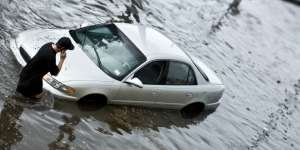 Tips Menangani Mobil yang Terendam Air Laut