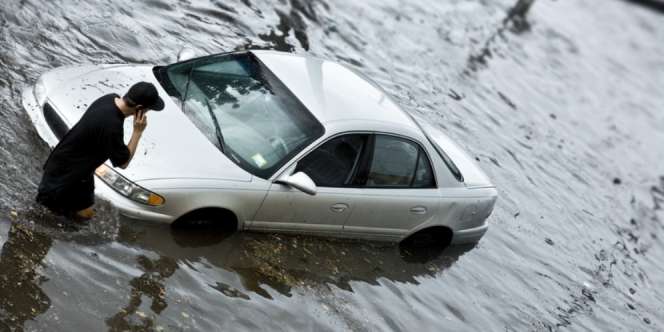 Tips Menangani Mobil yang Terendam Air Laut
