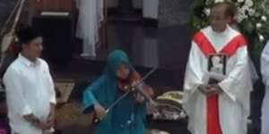 Viral Gadis Berjilbab Mainkan Biola di Gereja