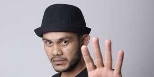 Bikin Nangis, Ketegaran Putra Gitaris Seventeen Tahan Tangis di Pusara Ayah