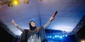 Berhijab, Tantri 'Kotak' Tetap Rock n Roll