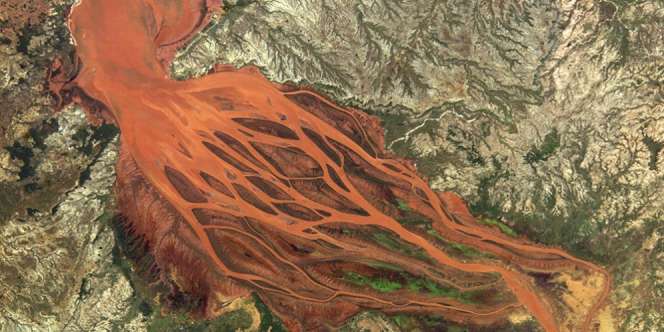 Cerita Pilu di Balik Indahnya Sungai Merah di Madagaskar