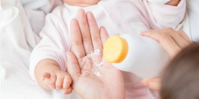 Bayi Selalu Berkeringat? Cari Tahu Penyebabnya