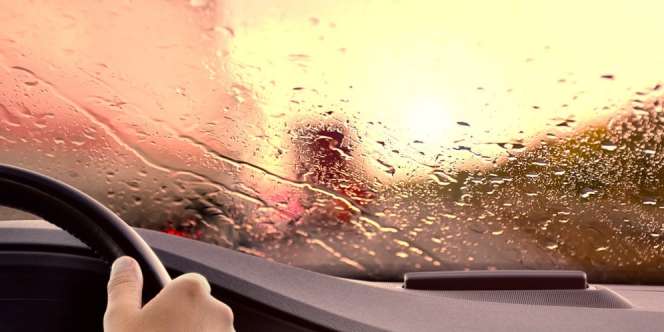 Jangan Ditiru, Kelakuan Pengemudi Ini Bikin Emosi