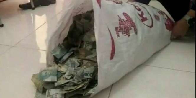 Beli Motor, Emak-emak di Sulsel Bawa Sekarung Recehan Rp2.000