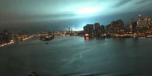 Cahaya Biru di Langit New York Bikin Geger