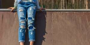 Reaksi Polos Kakek Lihat Wanita Muda Pakai Jeans Sobek