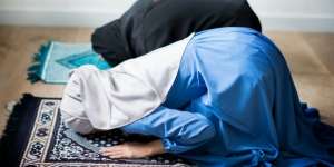 Sujud Seperti Posisi Sholat untuk Minta Maaf, Dilarang?