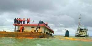 Usai Angin Kencang, Laut Buton Menguning