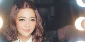 Bersiap Umroh, Maia Tampil Cantik dalam Balutan Hijab Renda