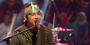 Gendong Satu-satunya Anak Aa Jimmy yang Selamat, Apoy Wali Band Bikin Nangis