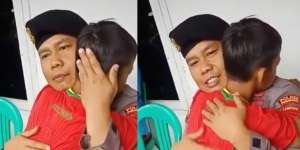 Bikin Haru, Polisi Peluk dan Hibur Bocah Korban Tsunami Banten