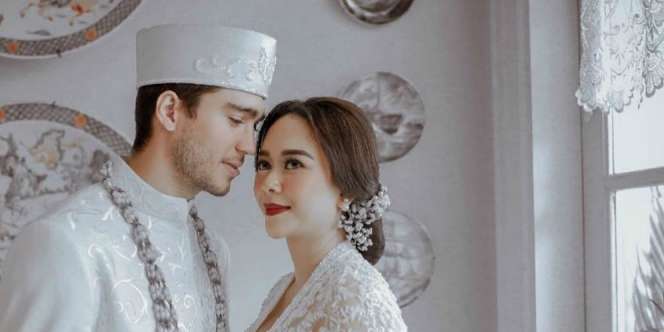 Mengintip Gaun Pengantin Aura Kasih yang Serba Putih
