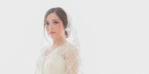 Deretan Gaun Tradisional Sederhana Selebritis Saat Menikah