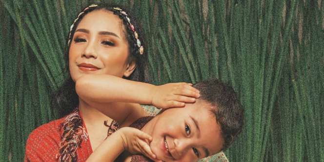 Tampil Berbeda, Kecantikan Nagita Slavina Tuai Pujian