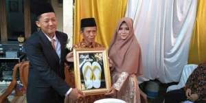 Viral Video Pernikahan Sejoli di Kebumen dengan Mahar Sandal Jepit