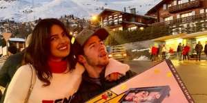 Gaya Busana Liburan Priyanka Chopra dan Nick Jonas