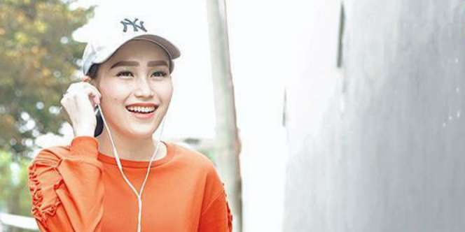 Foto Selfie Ayu Ting Ting di Tepi Kolam Renang Jadi Perbincangan