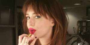 Ini Cara Pakai Lipstik Merah ala Dakota Johnson