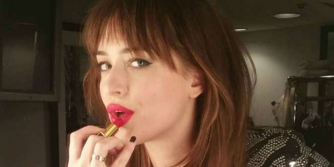 Ini Cara Pakai Lipstik Merah ala Dakota Johnson