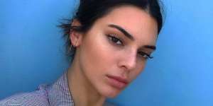 Ini Cara Pakai Busana Neon ala Kendall Jenner