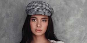 Mengintip Gaya Outfit Travelling Angela Gilsha