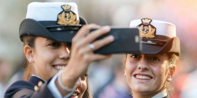 Polwan Makassar Dipecat Lantaran Buat Foto Selfie