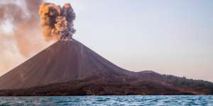 Kata Mbah Rono Soal Retakan di Gunung Anak Krakatau