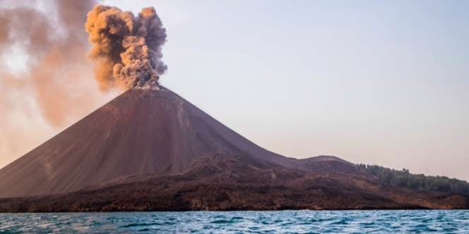 Kata Mbah Rono Soal Retakan di Gunung Anak Krakatau