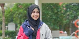Hijab Syar'i Anisa Rahma yang Casual