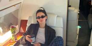 Gaya Outfit Seleb Hollywood Saat Naik Private Jet, Kece Abis!