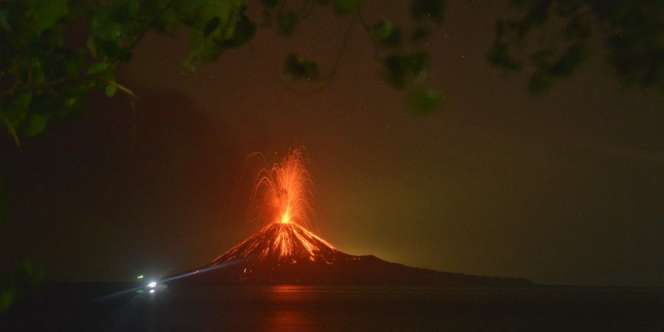 Gunung Anak Krakatau Tidak Akan Meletus Seperti Ibunya