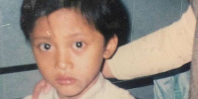 Bocah Lugu di Foto Jadul Ini Sekarang Jadi Penyanyi Tenar Nan Ganteng 