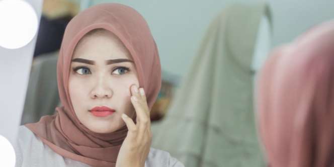 Trik Memakai Acne Patch di Bawah Riasan Makeup