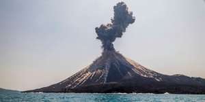 Suara Berdentum, Gunung Anak Krakatau Kembali Erupsi