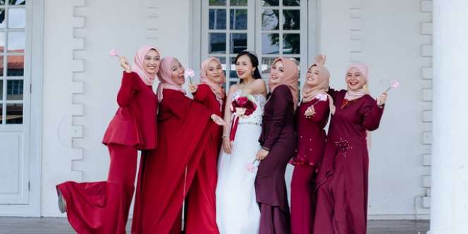 Saat Gadis-gadis Berhijab Jadi Pendamping Nikah di Gereja