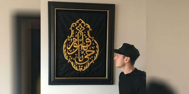 Mesut Ozil Pamerkan Kiswah Kabah di Rumahnya