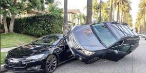 Diseruduk Subaru sampai Nangkring, Kaca Jendela Tesla Tetap Utuh