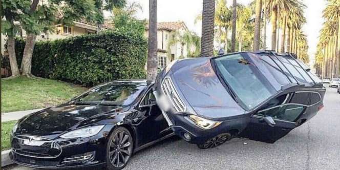 Diseruduk Subaru sampai Nangkring, Kaca Jendela Tesla Tetap Utuh