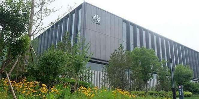 Pakai iPhone, Karyawan Huawei Dapat Sanksi Berat 
